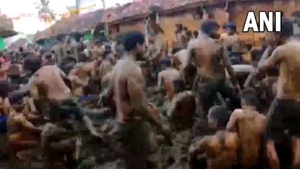 गाय के गोबर से लड़ाई करते हैं गांव के लोग