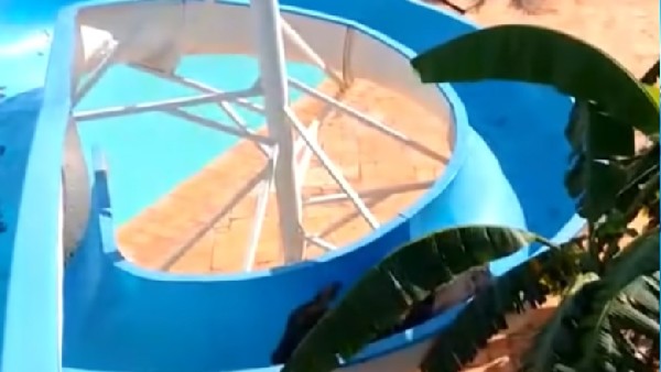 गाय का वजन झेल गया वाटर स्लाइड