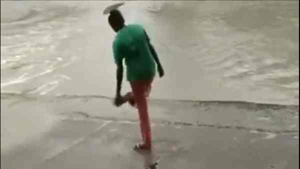 मगरमच्छ से जरा भी नहीं डरी महिला
