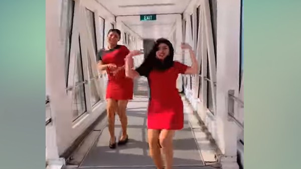 पैसेंजर बोर्डिंग ब्रिज पर जबरदस्त डांस 