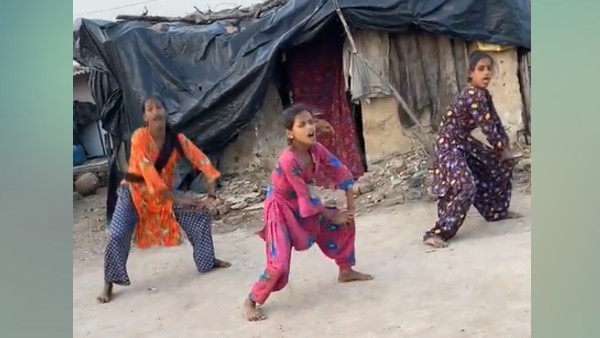 तीनों लड़कियों का जबरदस्त डांस तीनों लड़कियों का जबरदस्त डांस