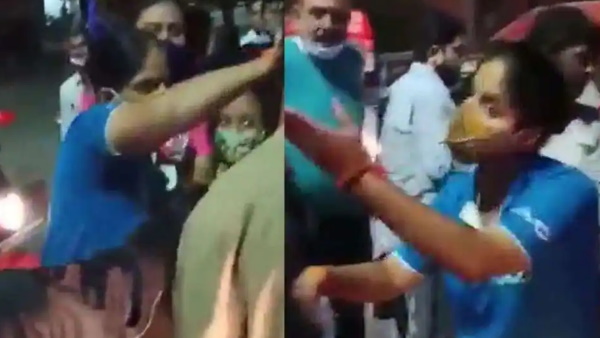 महिला कैब ड्राइवर की कॉलर पकड़कर पीट रही है