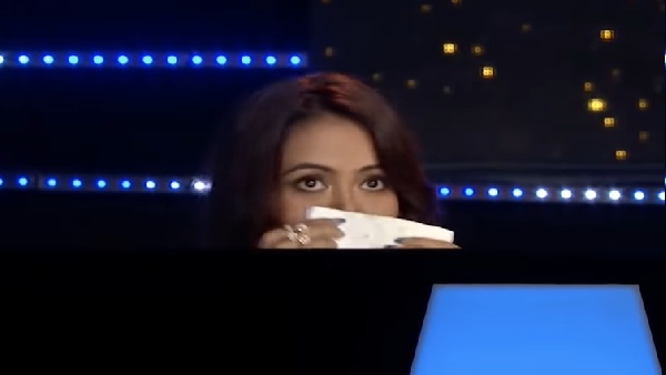 रूमाल से अपने आंसू पोंछते आईं नजर