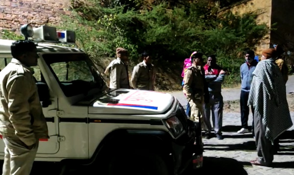 अधिकारी पहुंचे मौके पर अधिकारी पहुंचे मौके पर