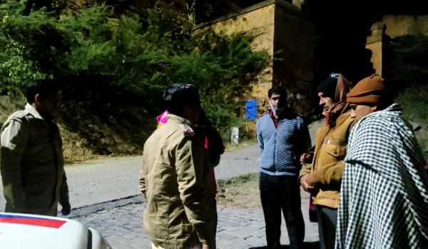 छह घंटे बाद नीचे उतरा छह घंटे बाद नीचे उतरा
