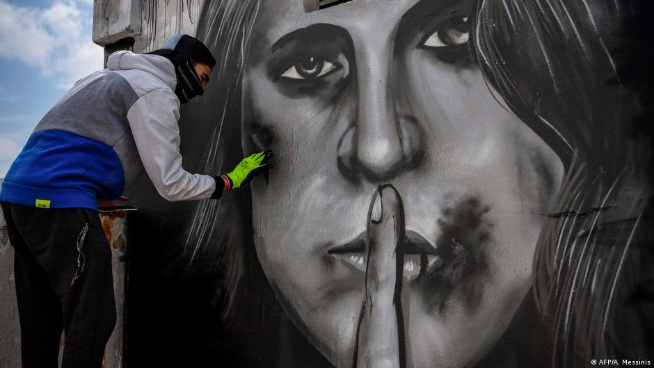 घरेलू हिंसा के मामलों में अक्सर महिलाएं किसी से मदद भी नहीं मांग पाती हैं