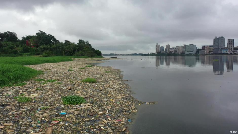 आइवरी कोस्ट में तट पर जमा कचरा