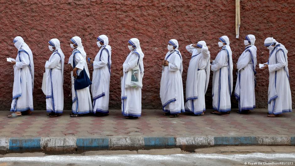 मतदाता लाइनों में लग कर वोट तो दे देते हैं, लेकिन पार्टियों के पास पैसे कहां से आते हैं इस बारे में नहीं सोचते