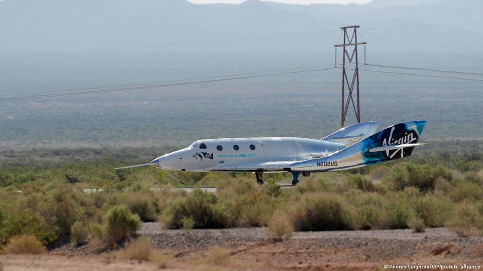 ब्रैंसन और उनके सहयोगियों की अंतरिक्ष यात्रा पूरी हो होने के बाद स्पेसपोर्ट पर खड़ा उनका विमान