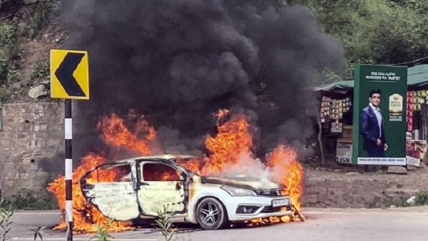 कार के मालिक ने सुनाई खरी-खोटी तो लगाई गाड़ी में आग कार के मालिक ने सुनाई खरी-खोटी तो लगाई गाड़ी में आग