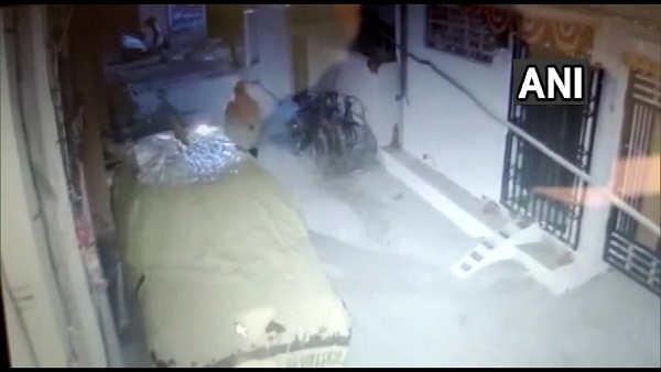 सीसीटीवी में कैद हुई घटना सीसीटीवी में कैद हुई घटना