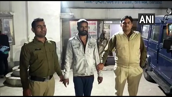 आरोपी पुलिस की हिरासत में आरोपी पुलिस की हिरासत में