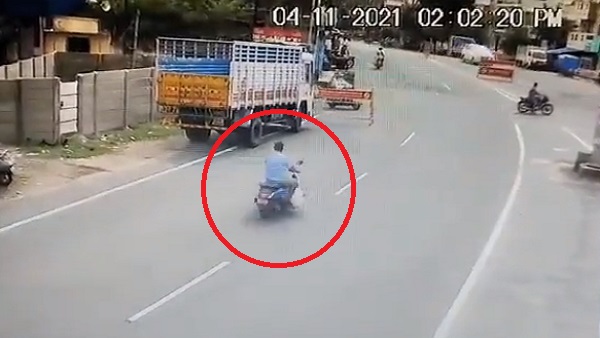 स्थानीय लोगों से जानकारी जुटा रही पुलिस