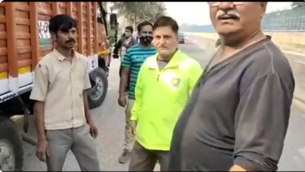 होर्डिंग्स हटाने पर गुस्‍सा हुए आसिफ खान 