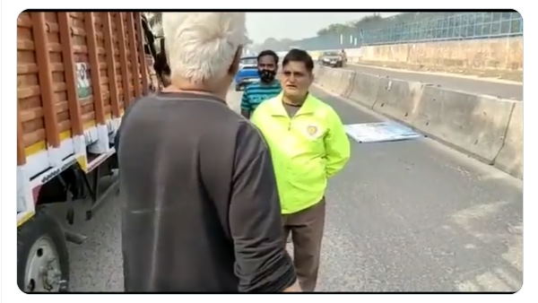 एसडीएमसी कार्यकर्ताओं को बेंत से मारते नजर आए