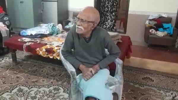 दोनों बेटे नहीं रखते ध्यान