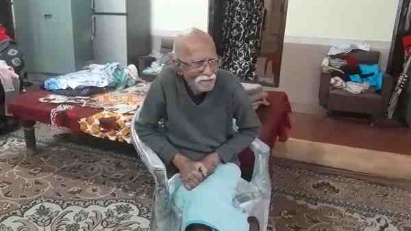 भाइयों के साथ रहने के लिए हुए मजबूर