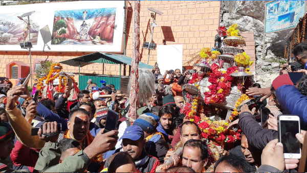 11:45 पर बंद हुए कपाट