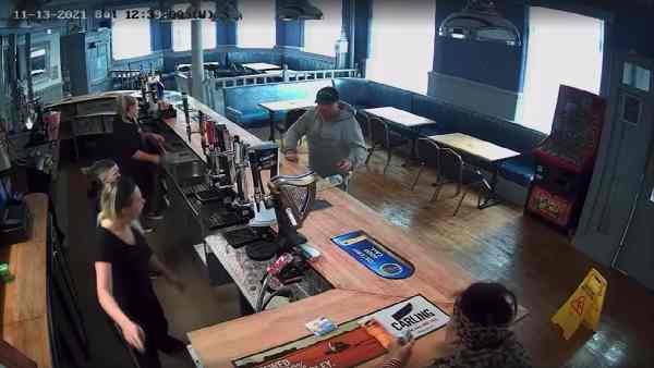 भूत ने गिरा दिया गिलास!