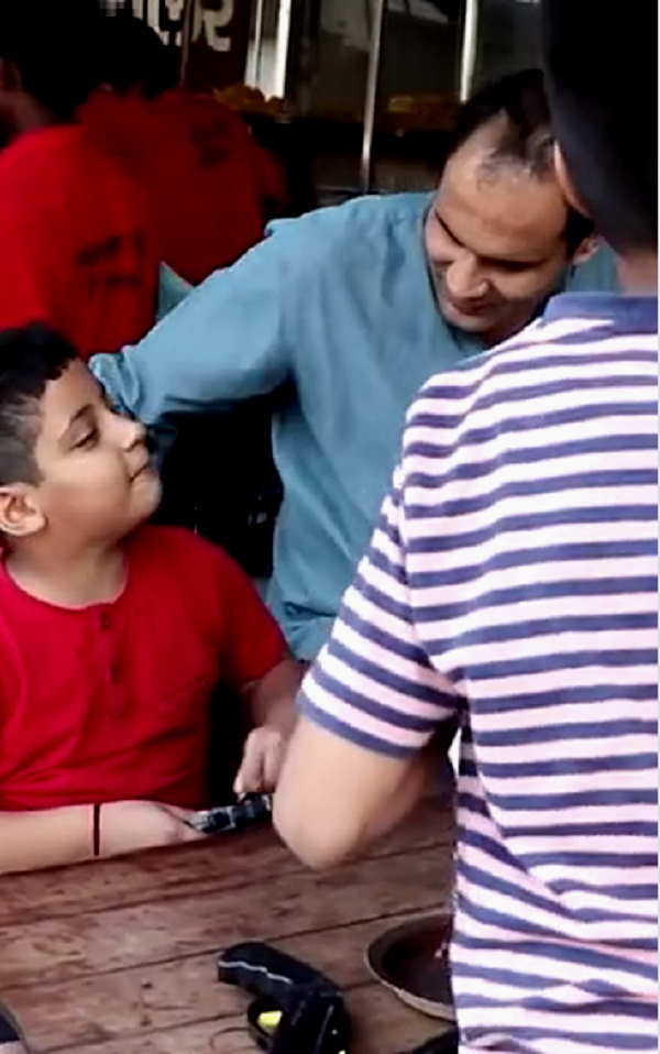 अपना पार्लर खोला और बिजनेस रजिस्टर किया अपना पार्लर खोला और बिजनेस रजिस्टर किया