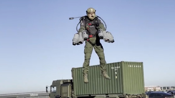 नेवी के जहाज के पास उड़ा नेवी के जहाज के पास उड़ा