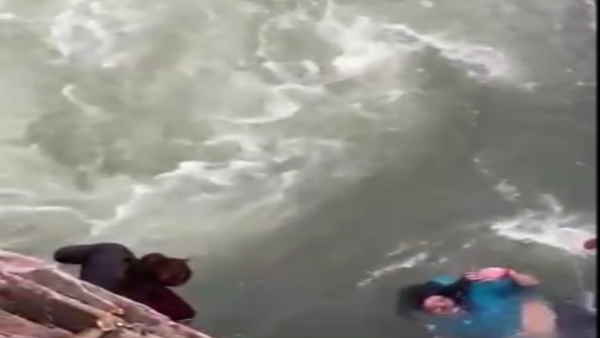 पानी में कैसे गिरी महिला 