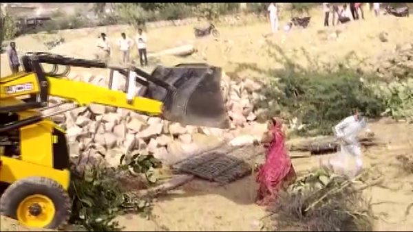 रिश्तेदारों के दो पक्षों के बीच झड़प रिश्तेदारों के दो पक्षों के बीच झड़प