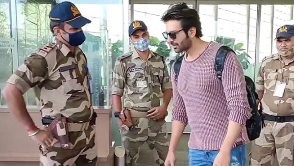 हाथ जोड़कर CISF अधिकारी से बात करते दिखे कार्तिक