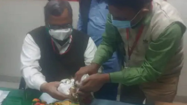 पुजारी लड्डू गोपाल को अस्पताल में भर्ती कराने की जिद पर अड़ा