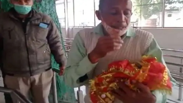 स्नान कराते वक्त टूटा लड्डू गोपाल का हाथ