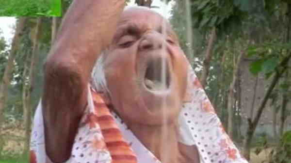 पिछले 60 सालों से खाती हैं बालू