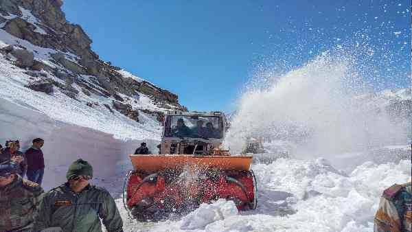 माउंट एवरेस्ट की दोनों बेस कैंप से भी ऊंची है सड़क