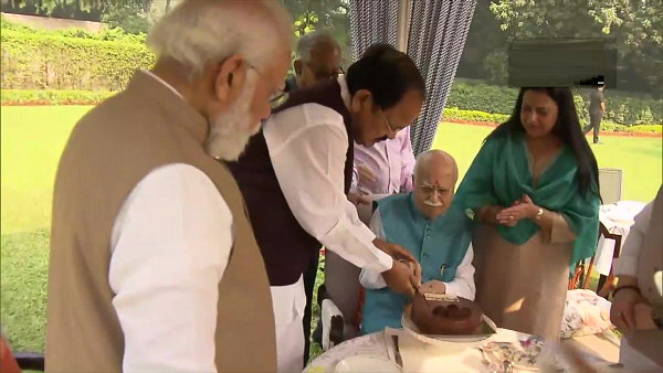 94 साल के हुए आडवाणी