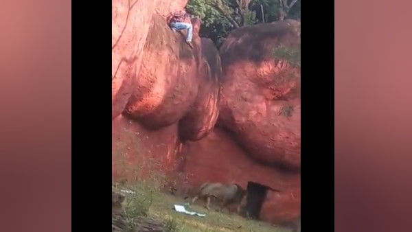 शिलाखंडों पर पहुंचा युवक