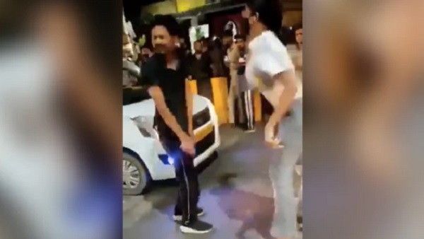 सोशल मीडिया पर हुई थी युवती के व्यवहार की आलोचना