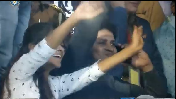 कैसे-कैसे मीम्‍स शेयर किए जा रहे 