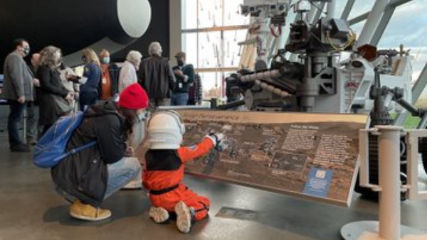 पत्थर के नीचे एलियन की लाशें तो नहीं?