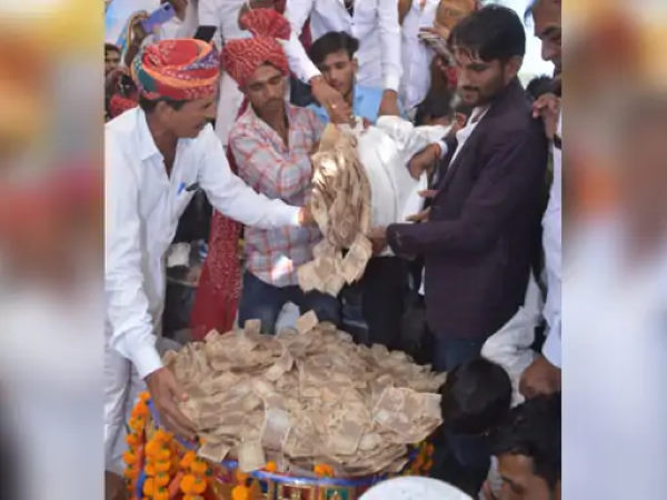  पंच पटेलों के सामने निकाले रुपए