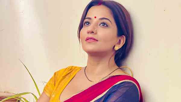 बेहद सिंपल लुक में नजर आईं मोनालिसा
