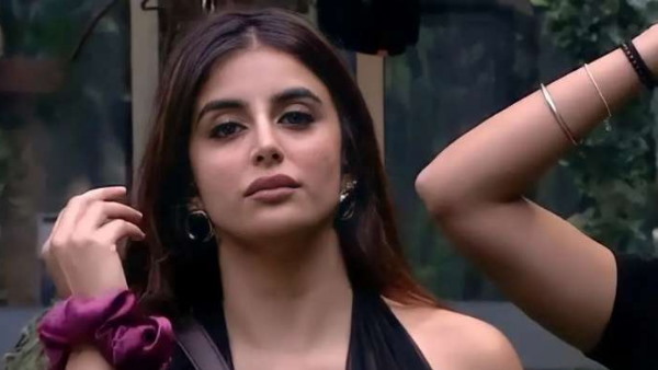 अपने BF को किस कर रही थी ना कि पड़ोसी को