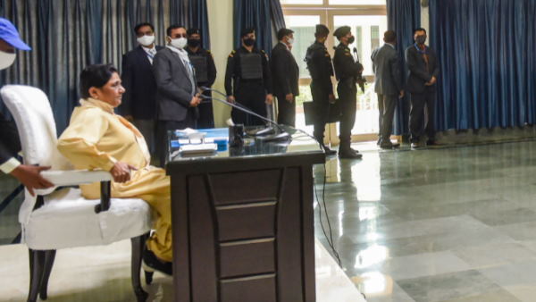 पिछड़ों, मुस्लिमों पर दावा ही छोड़ दिया? पिछड़ों, मुस्लिमों पर दावा ही छोड़ दिया?