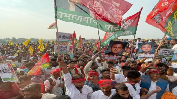 गाजीपुर से लखनऊ तक चली अखिलेश की रथयात्रा 