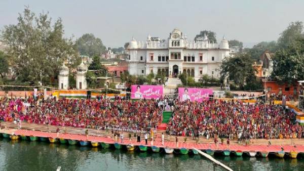 चित्रकूट के रामघाट पर महिलाओं के साथ प्रियंका ने किया संवाद चित्रकूट के रामघाट पर महिलाओं के साथ प्रियंका ने किया संवाद