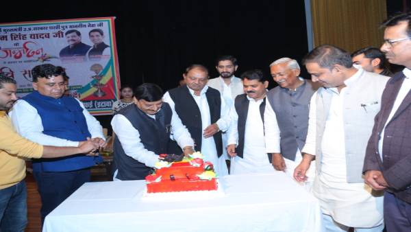 लखनऊ में अखिलेश के साथ नहीं दिखे शिवपाल 