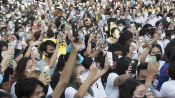 खाने खाते वक्त फोन चलाना क्यों गलत खाने खाते वक्त फोन चलाना क्यों गलत