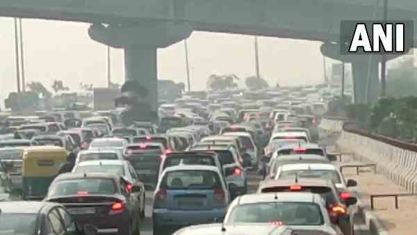 Delhi-NCR air pollution: Massive traffic snarl seen at Noida-Delhi Kalindi Kunj route Delhi-NCR air pollution: Massive traffic snarl seen at Noida-Delhi Kalindi Kunj route