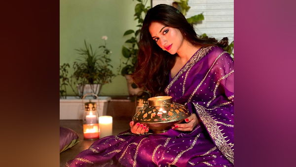 एक दूसरे की तरफ देखकर मुस्कुराए नुसरत और यश एक दूसरे की तरफ देखकर मुस्कुराए नुसरत और यश