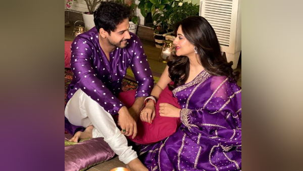 तस्वीरों के साथ लिखा- ये कैप्शन तस्वीरों के साथ लिखा- ये कैप्शन