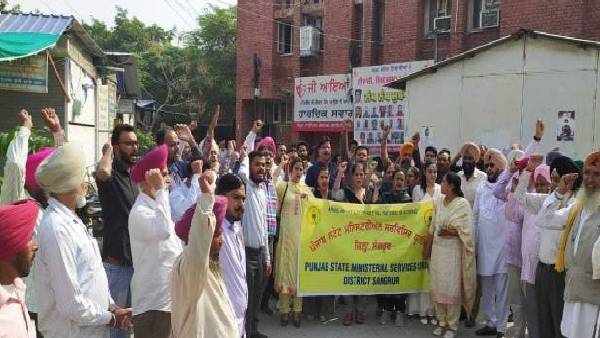 'सरकार अपने वादे पूरे नहीं कर रही है'