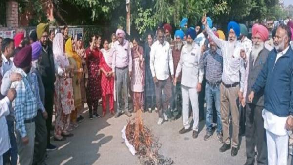 '5 साल से पे कमिशन का बकाया नहीं दिया गया'